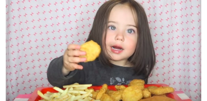 Gemas! Gadis Cilik Bermata Indah Ini Jadi Sorotan Karena Mukbang Nugget