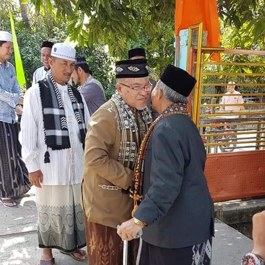 Mengintip Senyuman Kebahagiaan dan Ketakdhiman Dua Ulama Kharismatik Aceh