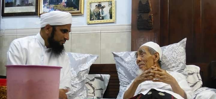 Tawadhu' Tingkat Langit Mbah Maimun Zubair