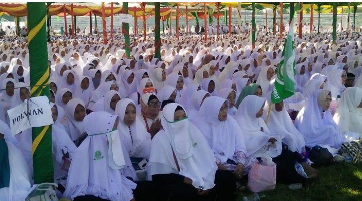 Lautan Jamaah Berpakaian Putih Memadati Lapangan Cot Gapu Bireuen