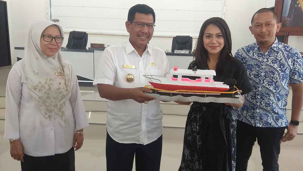 Bupati Kayong Utara Terima Bantuan Speedboat Untuk AMbulance Kesehatan