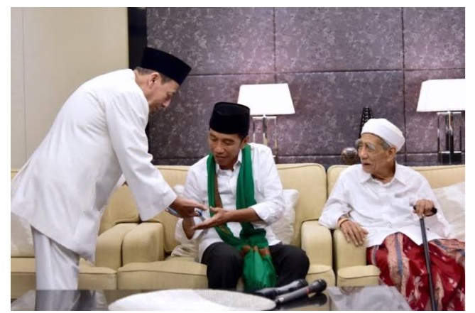 Kekuatan Spritual di Balik Tasbih dan Surban Hijau Jokowi Menuju Kesuksesan