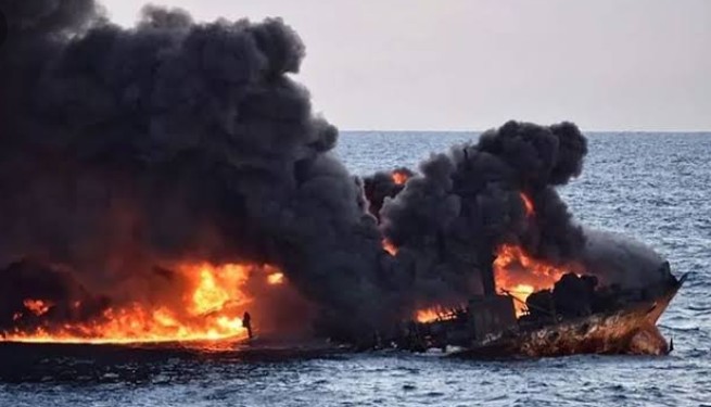 Kapal Selam Terbakar, 14 Pelaut Meninggal