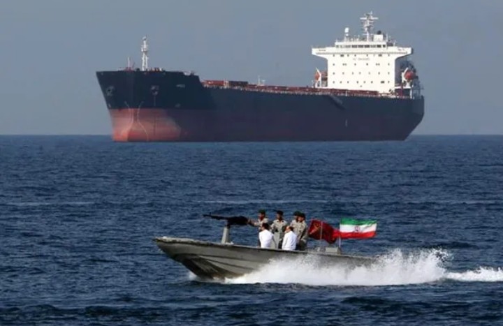 Sebuah Kapal Tanker Asing Diselamatkan Angkatan Laut Iran