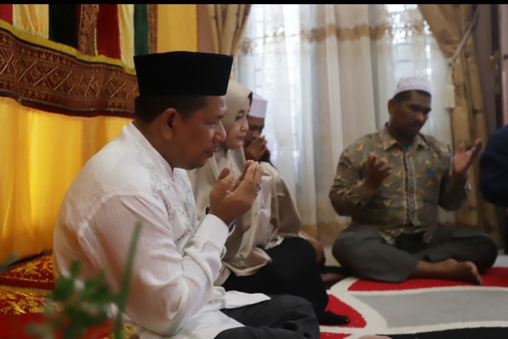 Cek Zainal Tunaikan Haji Bersama Istri