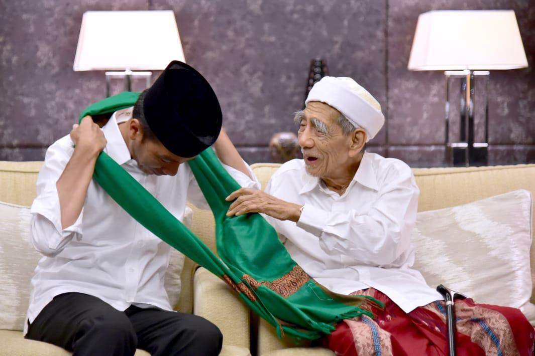 Jokowi Kenang Pemberian Sorban Mbah Moen