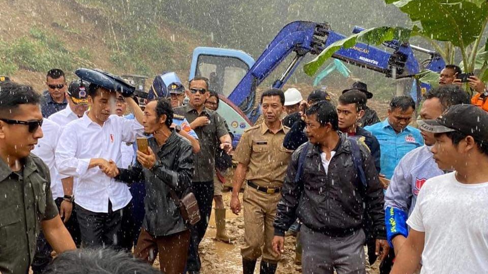 Jokowi Tinjau Penanganan Bencana Banjir di Sukajaya Bogor