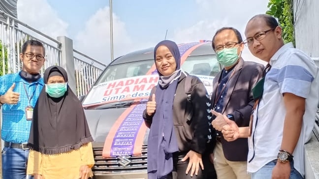Ibu Ini Kaget Dapat Hadiah Mobil, Dikira Bohongan