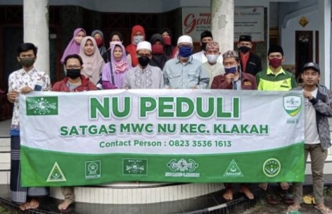 Satgas NU Klakah Bagikan Sembako dan Imbau Warga Tidak Keluar Rumah