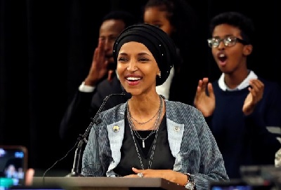 Ilhan Omar Muslimah Pertama dalam Sejarah Gunakan Hijab di Kongres AS