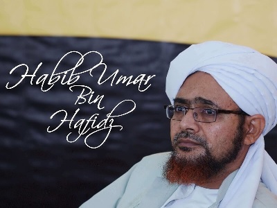 Jawaban Lembut Habib Umar bin Hafidz yang Menganggap Syirik Cium Tangan Guru