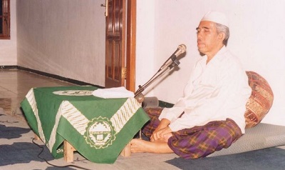 Biografi KH. Asyhari Marzuqi