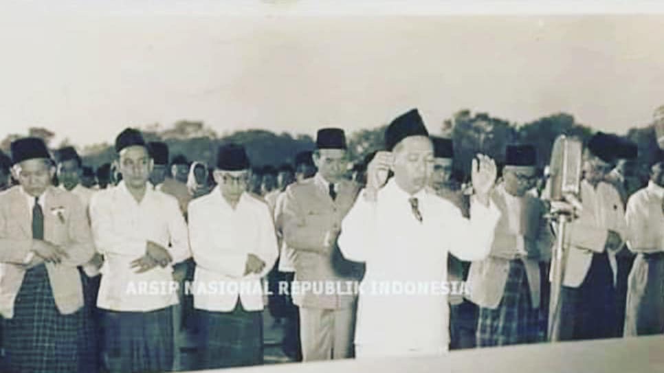 Kiai Wahid Hasyim Imami Shalat Ied, Makmumnya Bung Karno dan Bung Hatta serta semua pejabat Negeri i