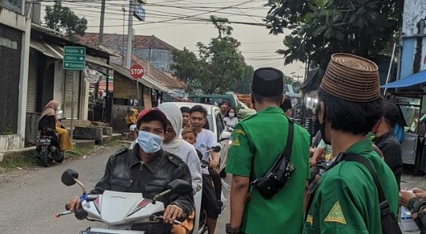 Kisah Kepedulian Ansor-Banser Sukaluyu Cianjur Bagikan Bingkisan