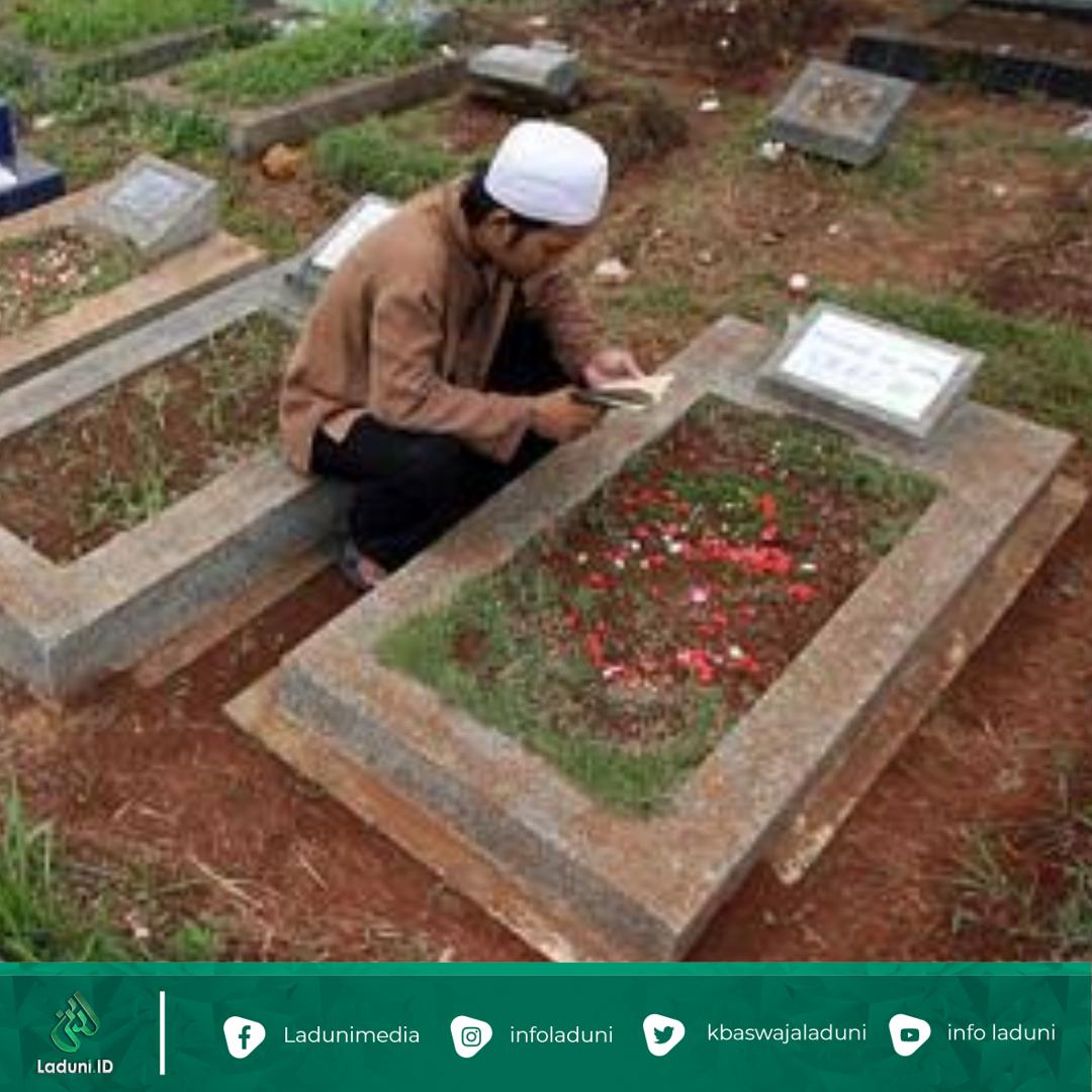 Larangan Duduk di Atas Kuburan