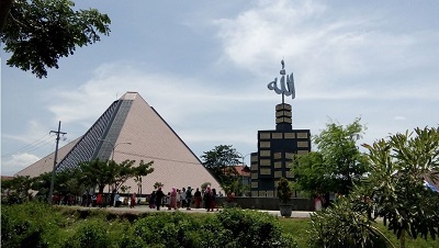 Lintas Religi dan Bertafakur di Makam Gus Sholah Jombang