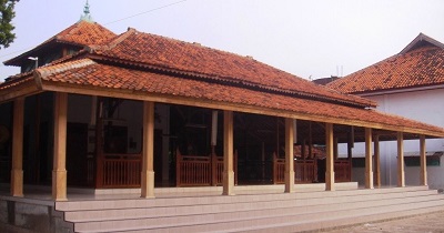 Wisata Religi dan Berdoa di Makam KH Abbas Buntet Cirebon