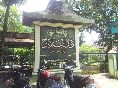 Wisata Ziarah dan Berdoa di Makam KH. Ahmad Basyir Kudus
