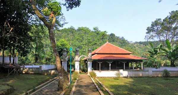 Lintas Wisata Kota Tegal dan Berdoa di Makam Syekh Atas Angin