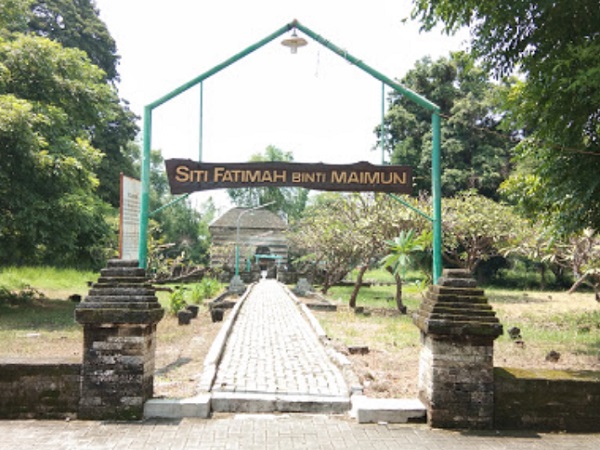 Wisata Spiritual dan Berdoa di Makam Siti Fatimah Binti Maimun Gresik