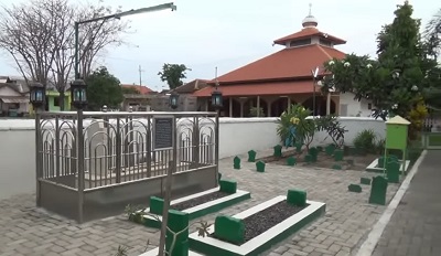 Wisata Ziarah Dan Berdoa di Makam Syekh Muhammad Syarwani Abdan Bangil
