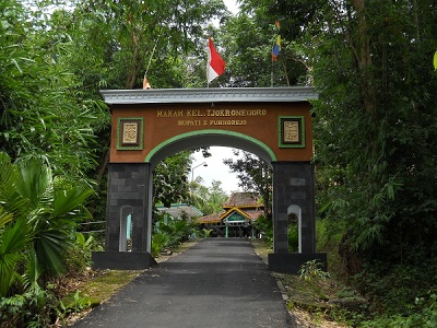 Lintas Religi dan Bertawassul di Makam KH Nawawi Shiddiq Purworejo