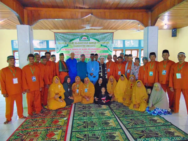 Warga Dusun Tanjak Dait Sekadau Gelar Peringatan Maulid Nabi Saw Secara Tradisional