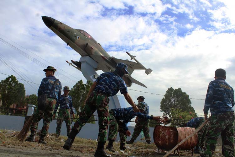 Membersihkan Monumen Hawk 200, Mengenang Maimun Saleh