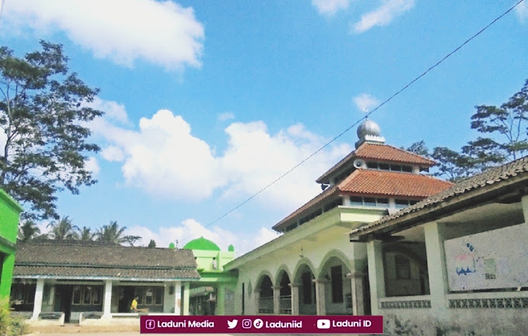 Ziarah di Makam KH. Muhsonudin, Pendiri Pesantren Mamba’ul Huda Kab. Magelang