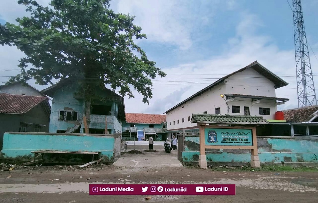 Ziarah di Makam KH. Hasan Basri, Pendiri Pesantren Mursyidul Falah Karawang