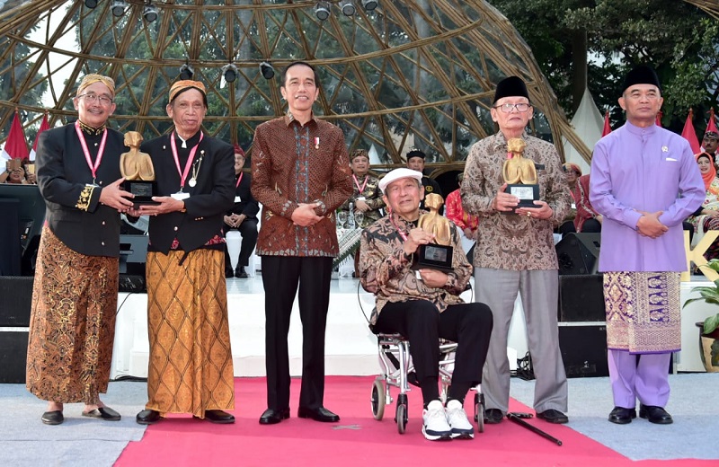 Presiden Jokowi Beri Penghargaan kepada Sastrawan Putu Wijaya dan D. Zawawi Imron