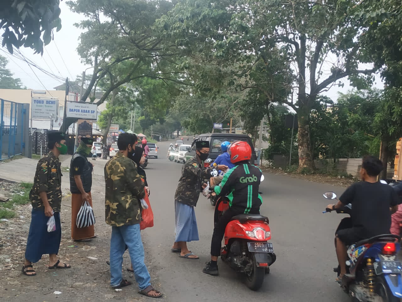 Satkoryon Banser Cianjur Kota Bagikan 100 Menu Takjil Buka Puasa