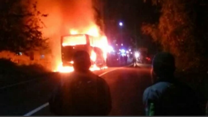 Bus Terbakar Tewaskan Puluhan Orang di Pakistan