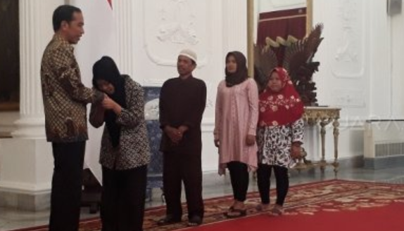 Siti Aisyah Dua Kali Cium Tangan Jokowi, Lalu Ucapkan Terima Kasih
