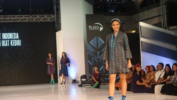 Jogja Fashion Festival 2019, Keanggunan Tenun Ikat Kediri Curi Perhatian