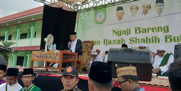 Satu-Satunya, Cawapres Ijazahkan Kitab Shahih Bukhari di Ponpes Annuqayah Sumenep