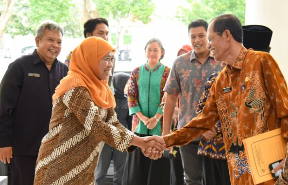 Gubenur Jatim Khafifah gratiskan SPP SMA/SMK mulai awal Juli