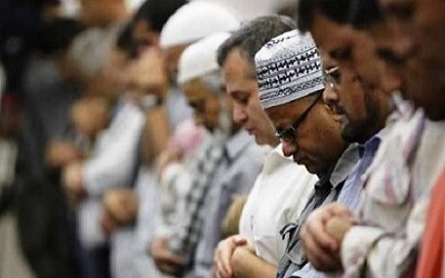 Hukum Membaca Surat Pendek Setelah Fatihah pada Rakaat Ketiga dan Keempat