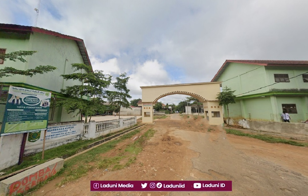 Ziarah di Makam KH. Maulana Imam Syuhadak, Pendiri Pesantren Wali Songo Lampung Tengah