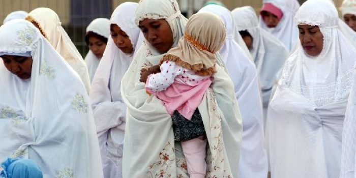 Shalat Menggendong Anak Yang Pakai Pampers