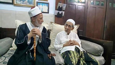 Syeikh Yusri Mesir: Kiai Maimun Zubair adalah Waliyullah Besar di Indonesia