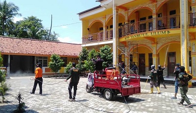 Cegah Corona, Pesantren Yanbu'ul Ulum Lakukan Semprot Desinfektan