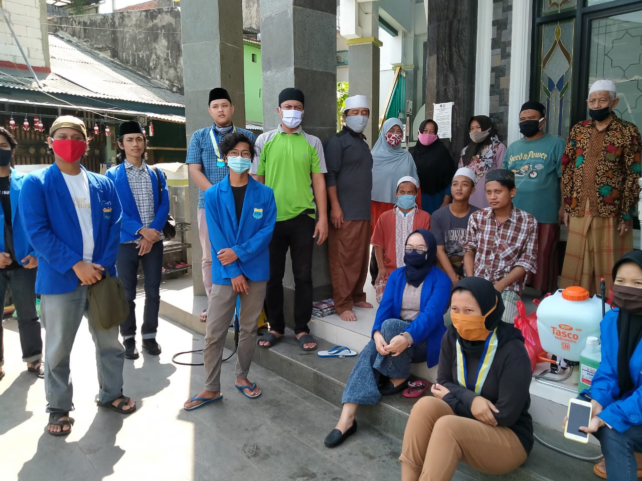 Peduli Covid, PC PMII Jakarta Utara Lakukan Penyemprotan Disinfectant dan Bagikan Sembako Pada Guru
