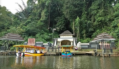 Safari Religi dan Bertawassul di Makam Syekh Panjalu, Ciamis