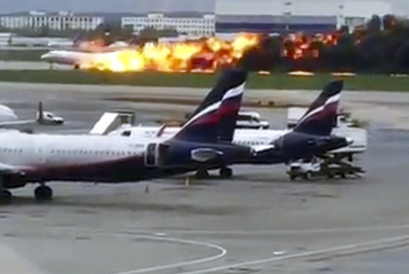 Korban Tewas Capai 40 Orang dalam Insiden Kecelakaan Pesawat Aeroflot di Bandara Moscow