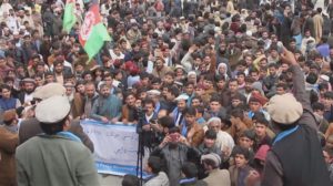 Pakai Kaki Palsu, Warga Afghanistan Ikut Demo Mengutuk AS