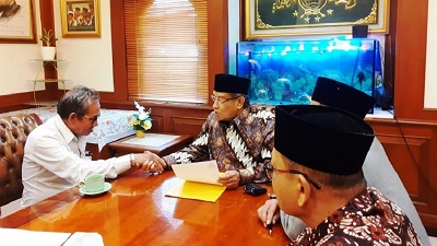 Datangi PBNU, Pria Asal Manado Ini Bersyahadat Dibimbing KH Said Aqil Siradj