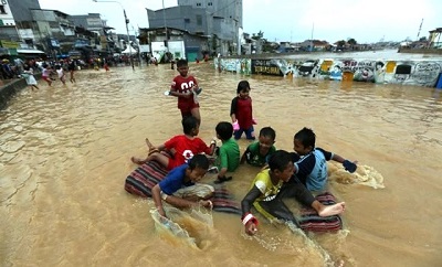 Ini Bahayanya Jika Anak Kecil Bermain Air Banjir