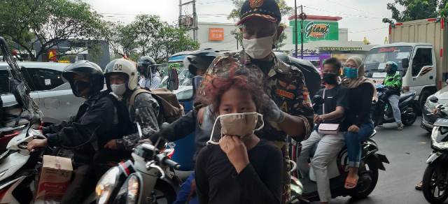 Lagi, Peduli Kemanusiaan Atas Pandemi Covid-19, GP Ansor dan Banser Jaktim Bagikan Masker