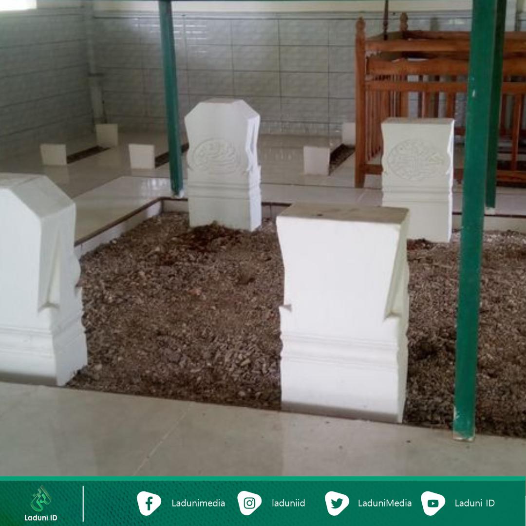 Ziarah Makam KH Abdul Karim bin Abdul Qohar Tebuwung Gresik